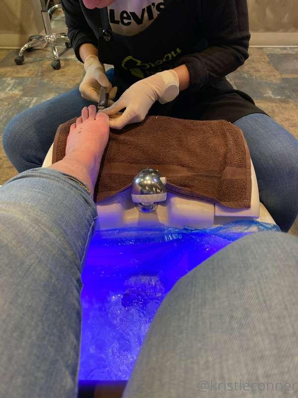 Who wants a foot photo set?🤤💅🏻