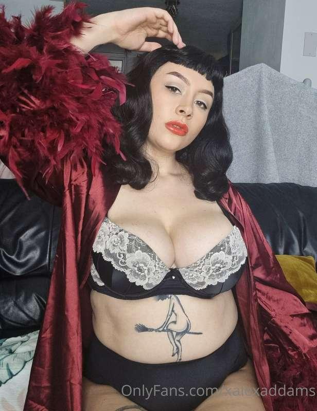 Goth mommy or goth gf? Get you someone who can do both 😈