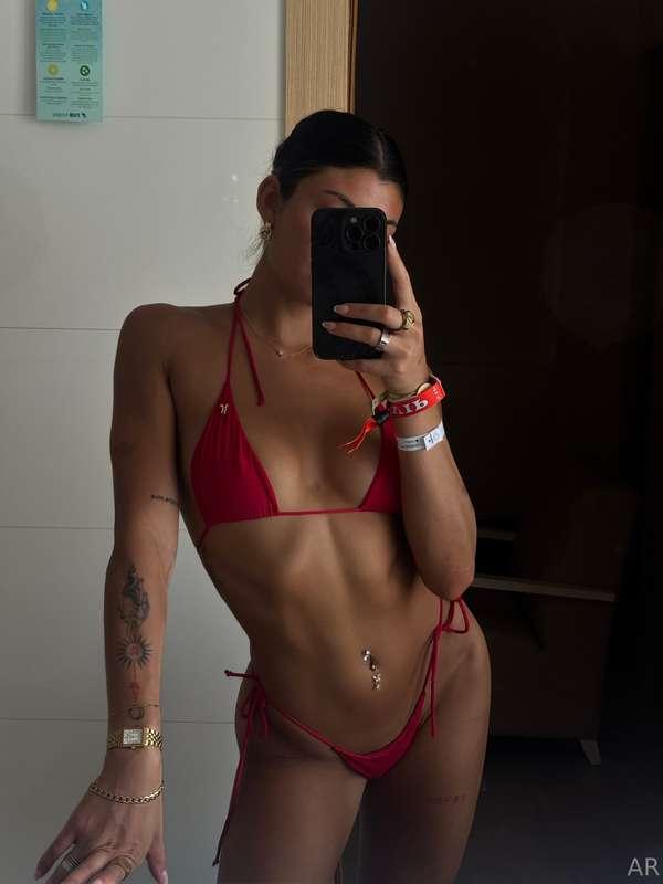 love a red kini moment
