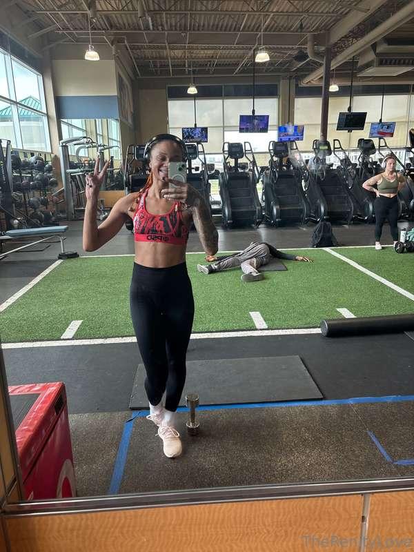 I been hitting the gym. Shawty laid out inna back tho 🤣🤣🤣🤣🤣