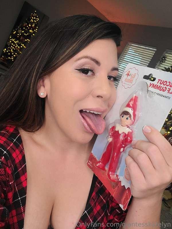 Merry Christmas my loves!! 😚 Check out my festive gummy elf ..