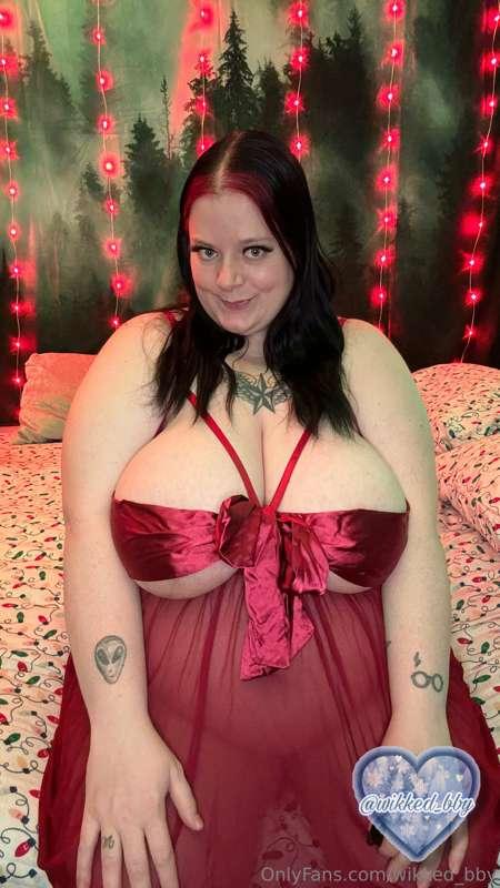 Santa baby, hurry down the chimney tonight… 🎁✨❤️