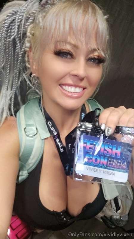 If you see me, come say hi! 😘 Free tittie-selfies tomorrow f..