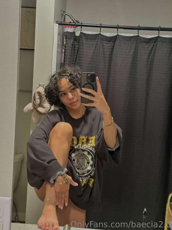 new nails, i never thought i’d try something new!!  my pussy..