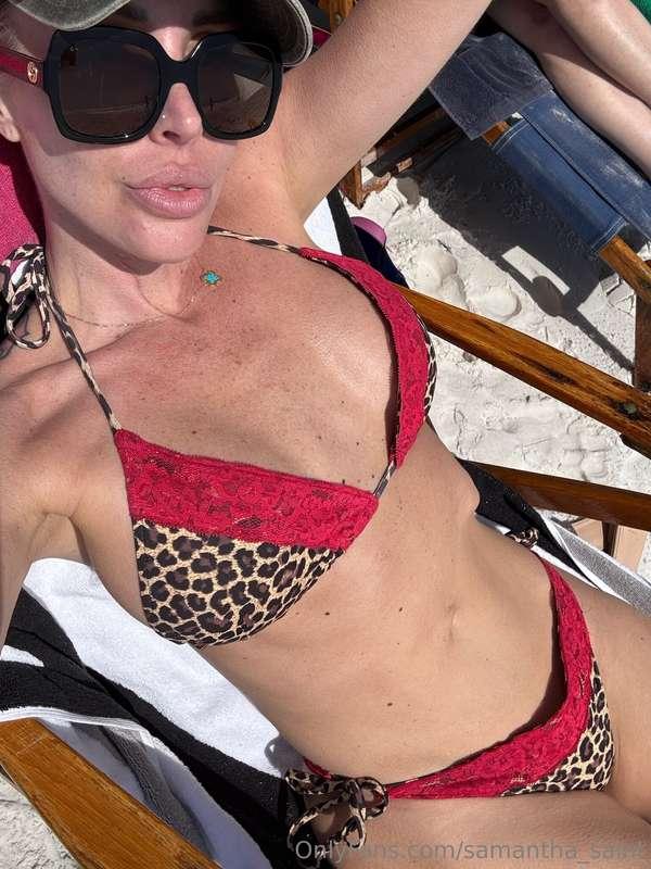 Still enjoying the sun by the pool🥰