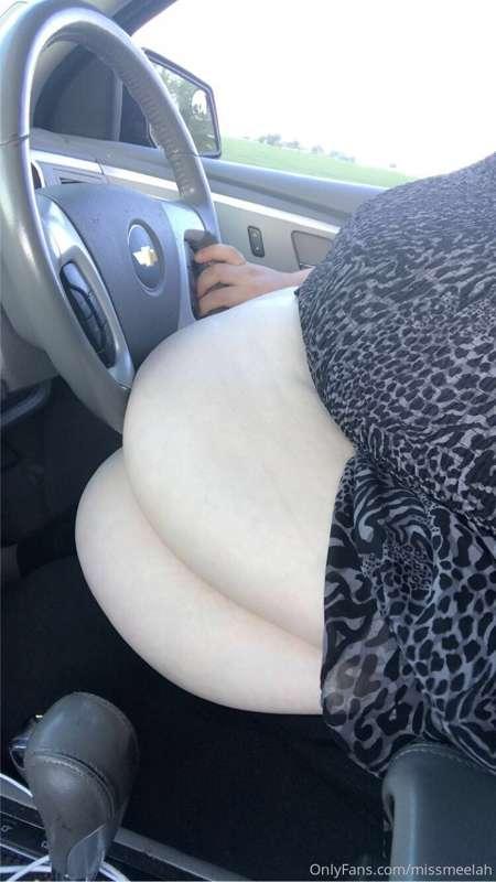 Love driving with my big belly out💋