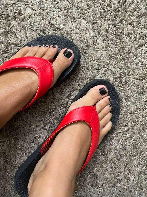 Toes and pussy photos taken last night! I got a fresh mani p..