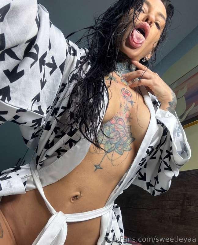 Awesome dj @natareflection wants to show you her hottest con..