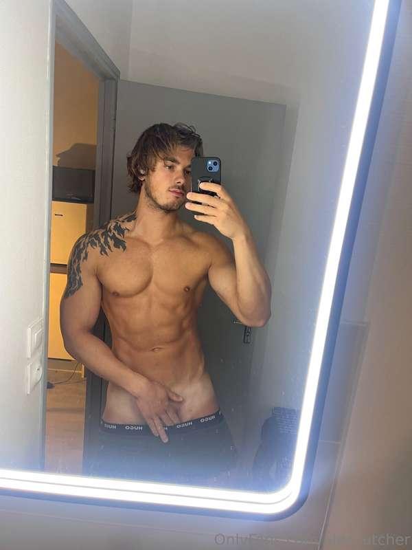 Catching my own reflection and getting turned on... Imagine ..