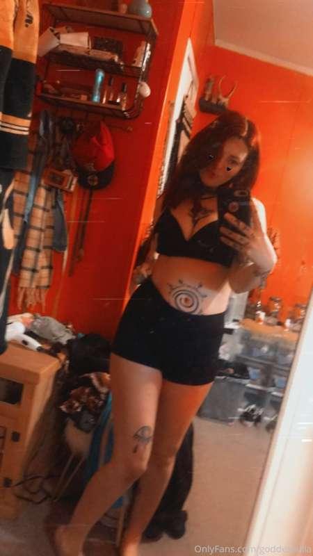 Excuse my messy room 😋