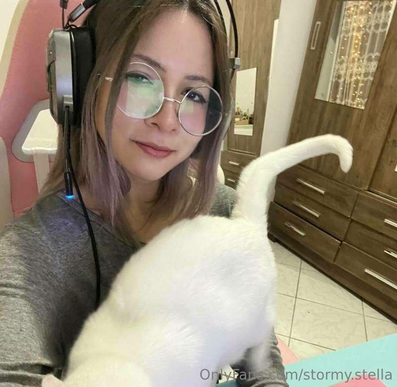 He likes to get in my way 🥰🐈