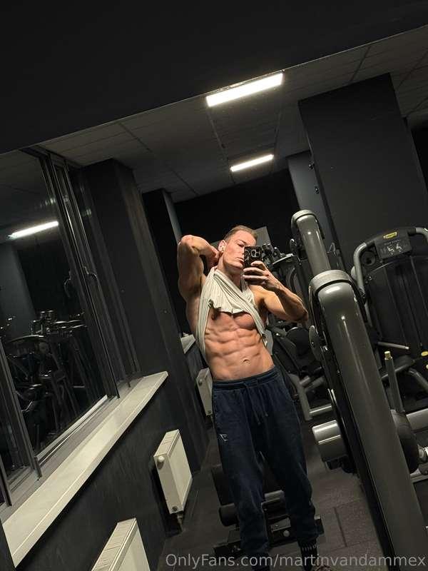 Love show those abs🍞🍞🍞