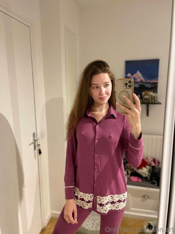 Do you like my pajamas?😈😜💜➡️
Do you find it sexy?🤔😅