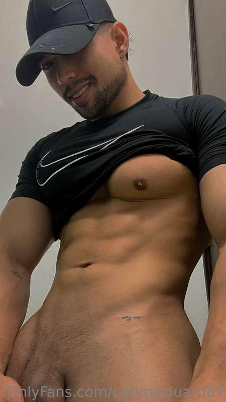 Llegue sudado y muy caliente del gym me ayudas con eso😮‍💨🥵....