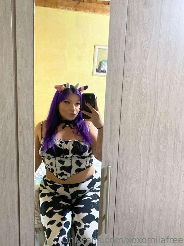 my milkshake brings all the boys to the farm 🐮🖤🤍