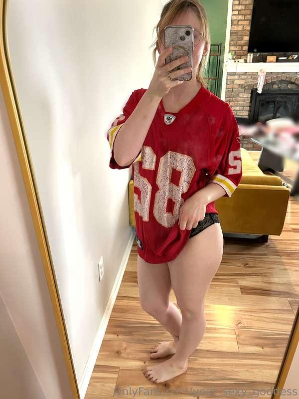 Super Bowl Sunday 🏈 I’m ready for some fun tonight😘 vote who..