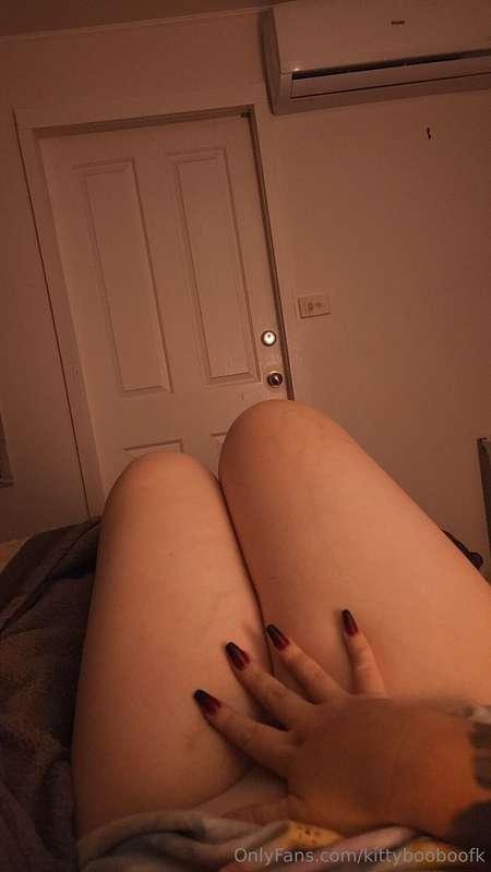 Aren't my new claws so pretty? Literally only got them this ..