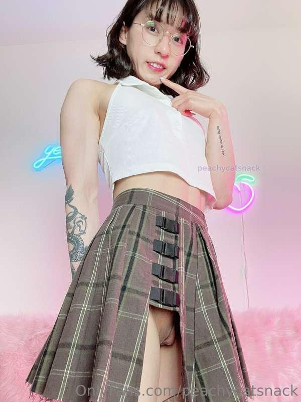 Hmm? Is there something wrong with my skirt? 😇