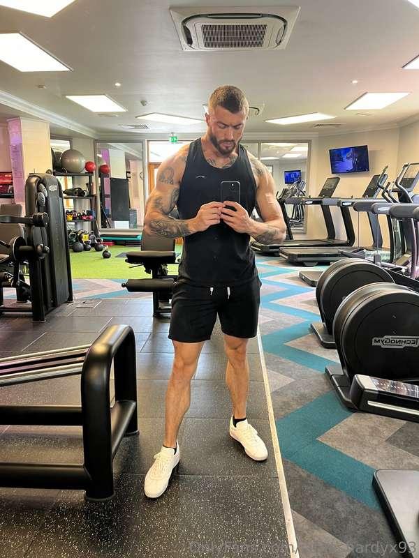 New gym today excuse the white gazelle’s I left my other tra..
