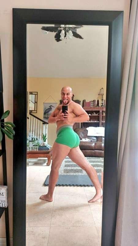 Happy St.Pattys dayyyy from me and the bootyyyyy.  I'm weari..