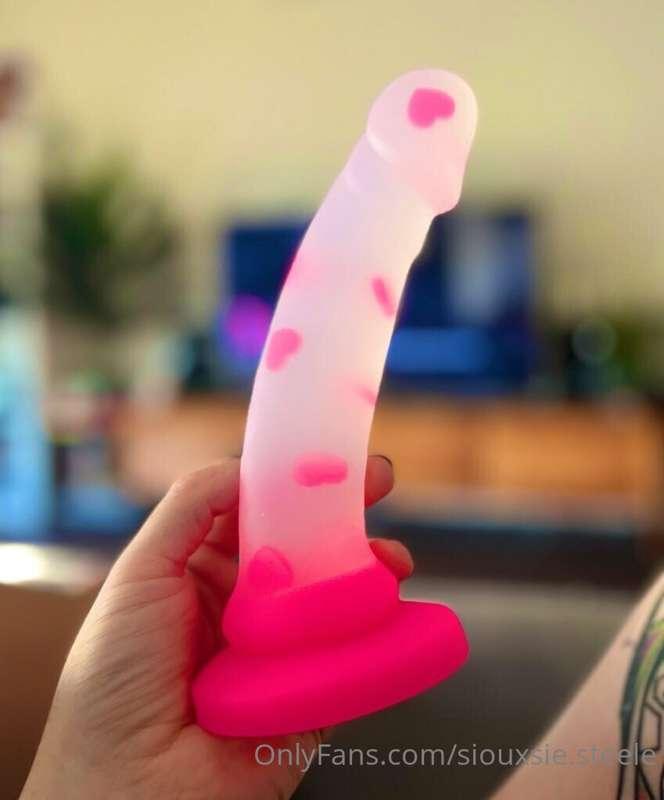 I got a new toy 🥰 what do u wanna see me do w it??