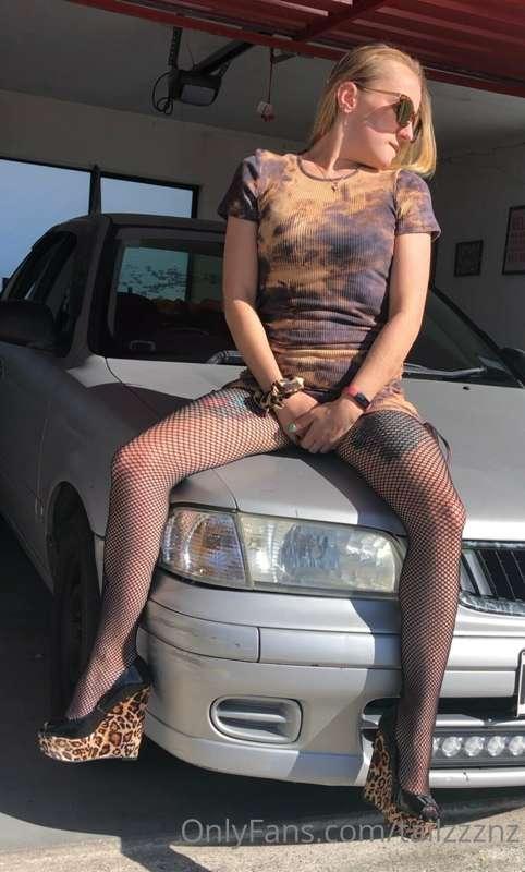 Is anyone else having issues with Instagram???? I cannot get..