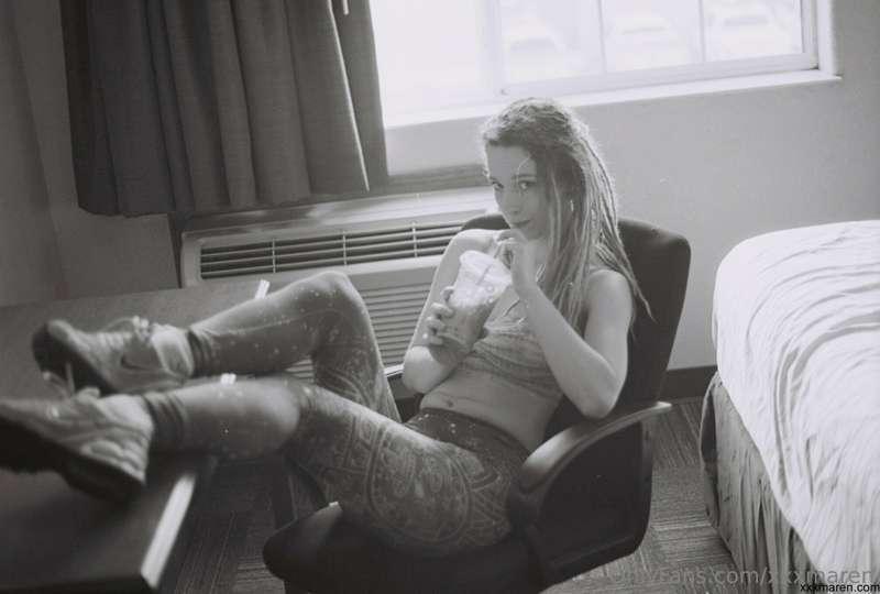 legging and sneakers striptease