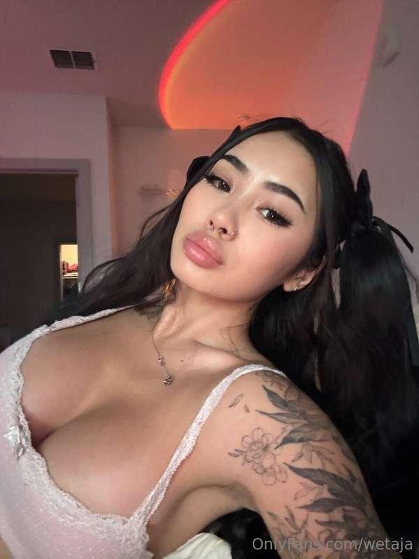 should I collab with my viet gf @carrotscake 😍here’s 1 free ..