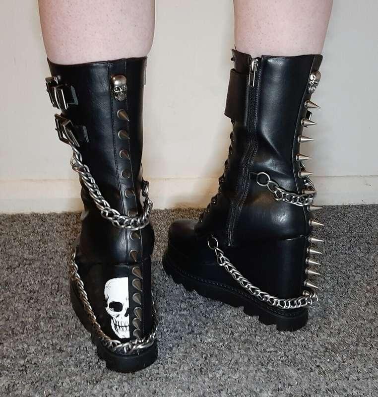 OK, I'm very excited a new pair of boots has arrived! I'm a ..