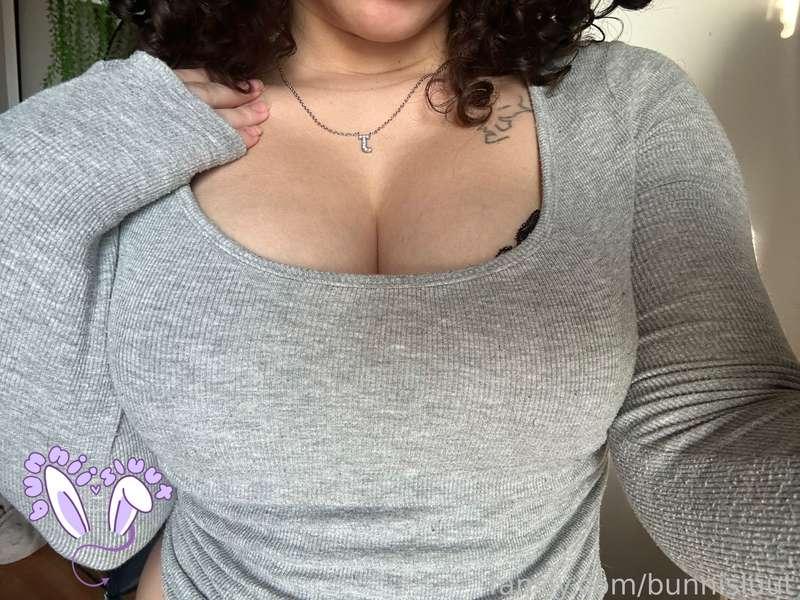 showing off my tits in my new bra! come feel how soft it is🫣

second last day to get 20% off on my slutty bunnies tier!

#boobs #tits #lingerie #bigboobs #tease #brunette #slut #nipples #horny #milkers #bigtits