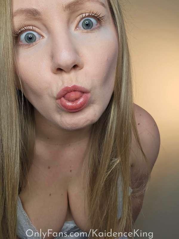 A blooper from a recent photoset, to hopefully make you smil..