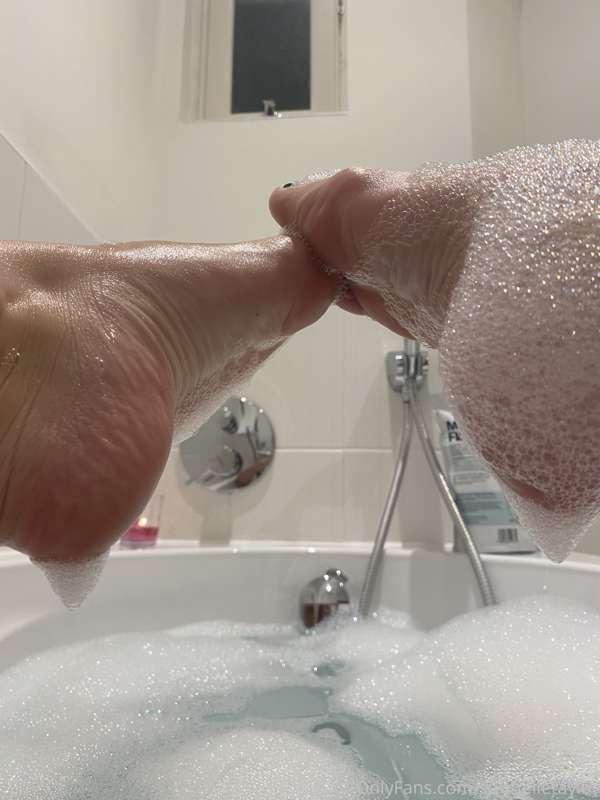 Cum and lick my sexy soles 😋