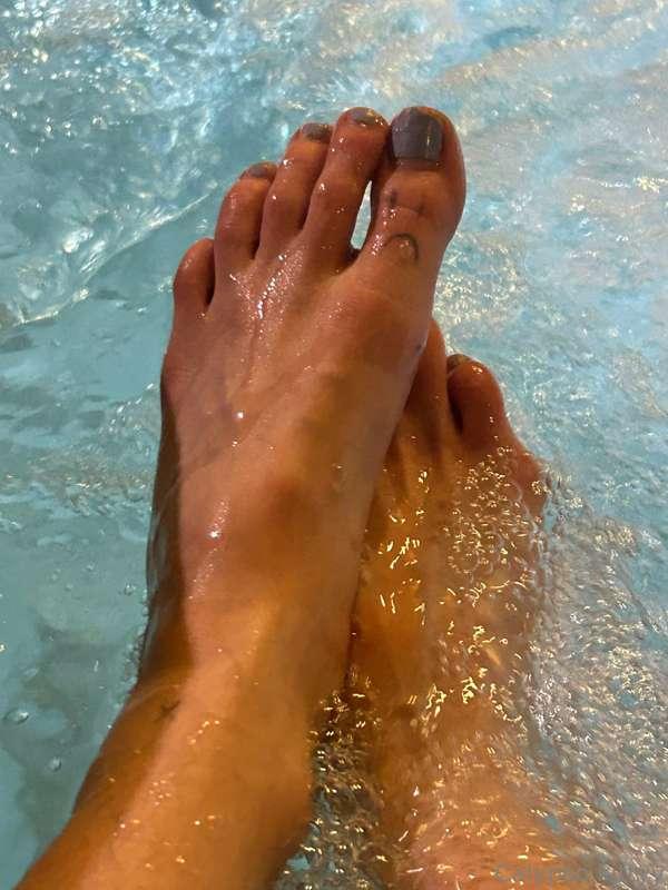 Cum on my feet. Fr