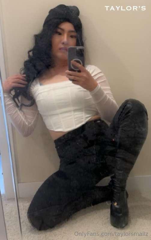 Made a ***NEW*** b/g scene wearing this cute outfit. Check y..