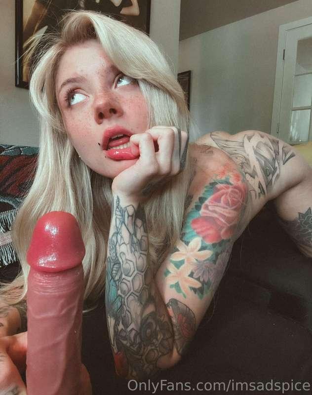 Woah I wonder where this dildo is going🤭