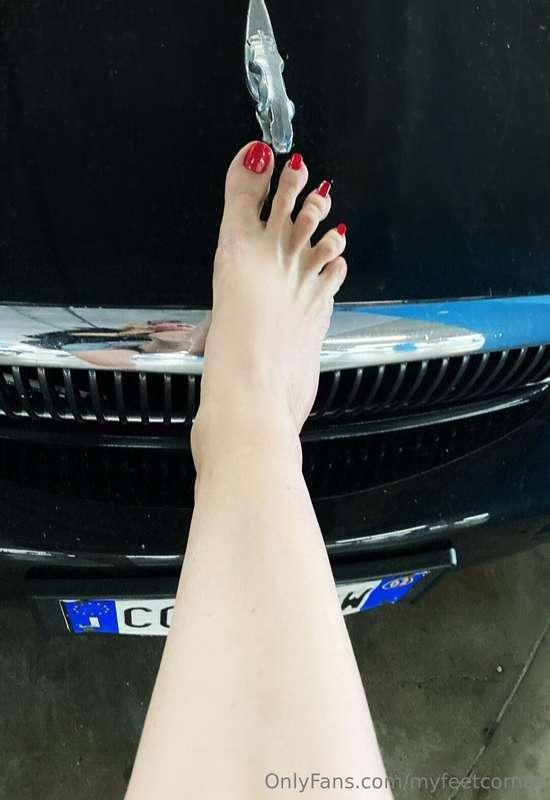 Bow before your Foot Queen!!#feet #fetish #redtoes #bigtoe #..