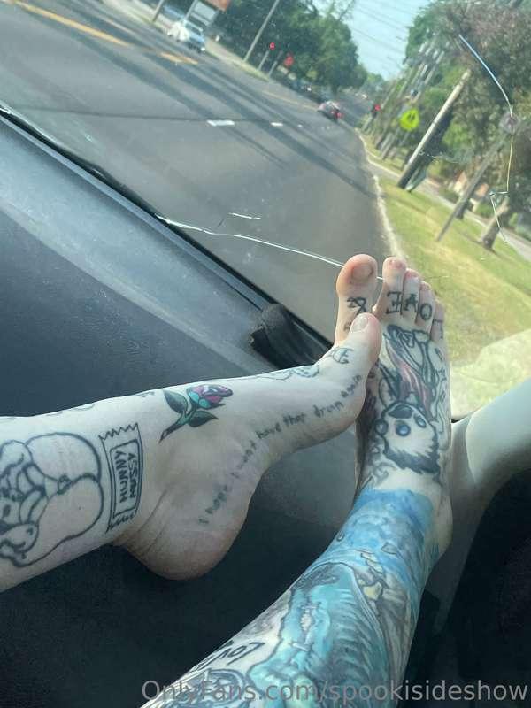Close up sunny toes , soles, and toenails 😘 bet you wish you..