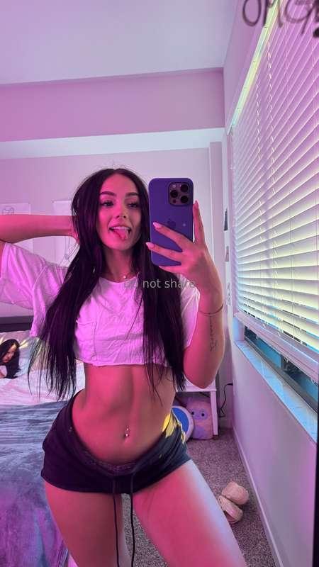Cover me with hickeys 🤭😍