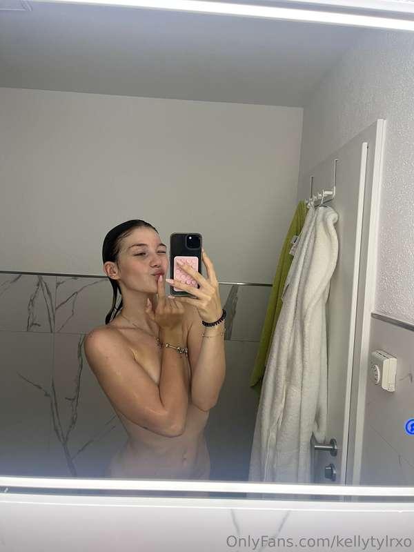 Fresh out of the shower, feeling myself 💦✨ Who’s joining me?..