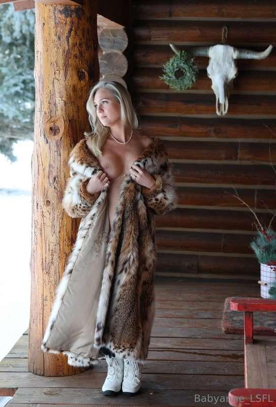 Let’s go inside for a hot toddy☕️ Can you take my coat?