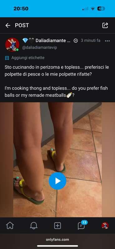 🍑 Sto cucinando in perizoma e topless… ma il piatto forte lo..