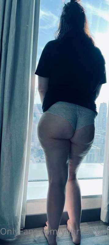 🍑 what’s better than a view of the city and booty? 🤪 the ans..