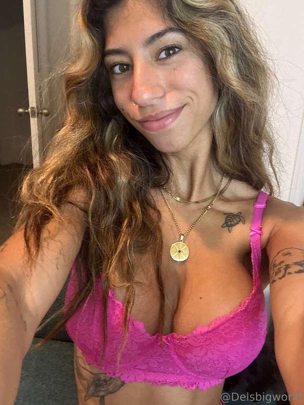 Bed head just woke up !! ❤️👅who likes my new bra ? Making a ..
