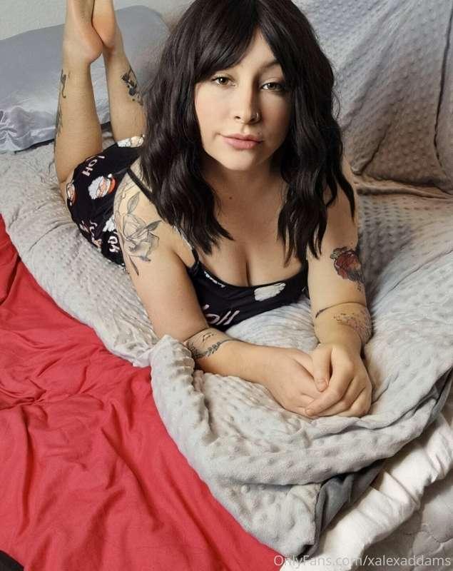 I want to be fucked to the tempo of jingle bells 🔔 think you..