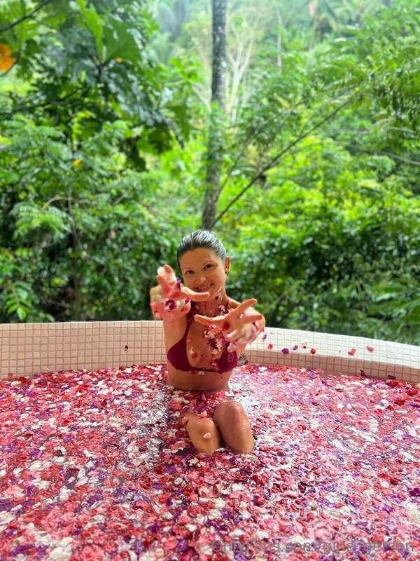 Will you join me in this rose bath?🥀💦