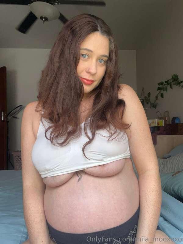 Swipe to see me flash my Huge prego titties 🥰😍🥹