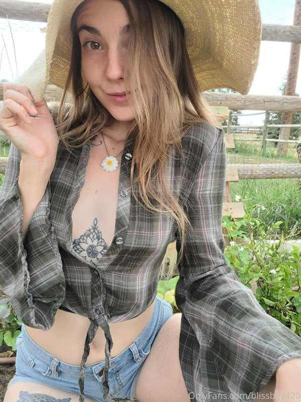Naughty garden girl 🙊🌱