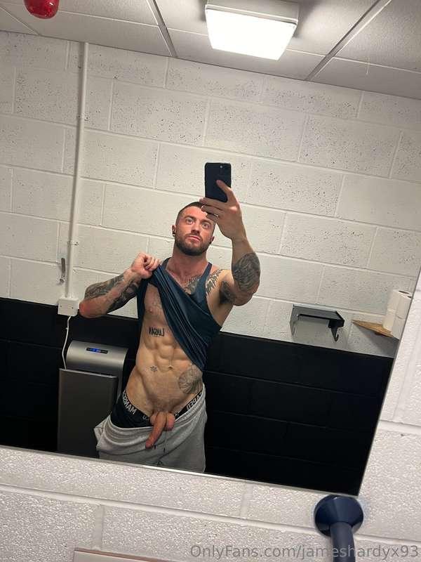 Come and taste the sweat off my big cock 😏😈