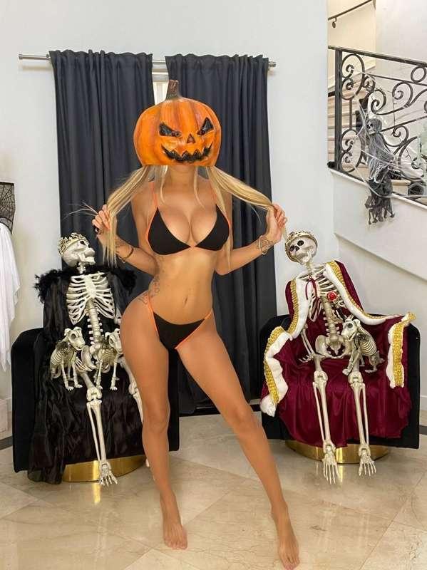 @jessikagotti JUST MADE HER PAGE FREE FOR LIFE 💦💦💦#ads4