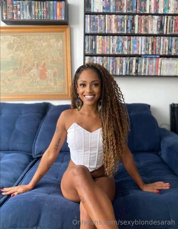 Real enchantress @vitoriaxo is the goddess of exclusive cont..